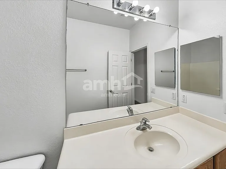 11621 W Lincoln St — Photo 14