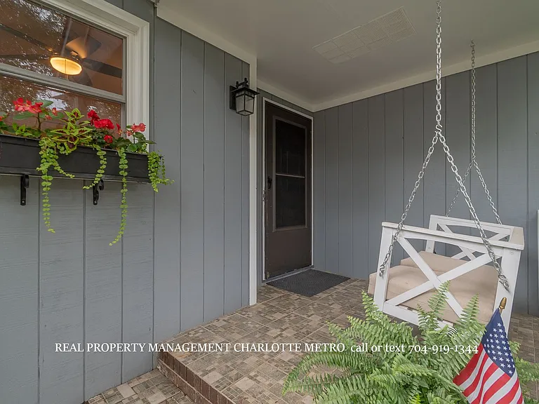 1059 Woodlake Ln — Photo 6