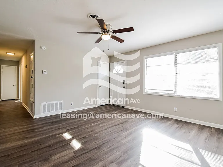 1045688_002_wm_-_living_room_13538198.jpg