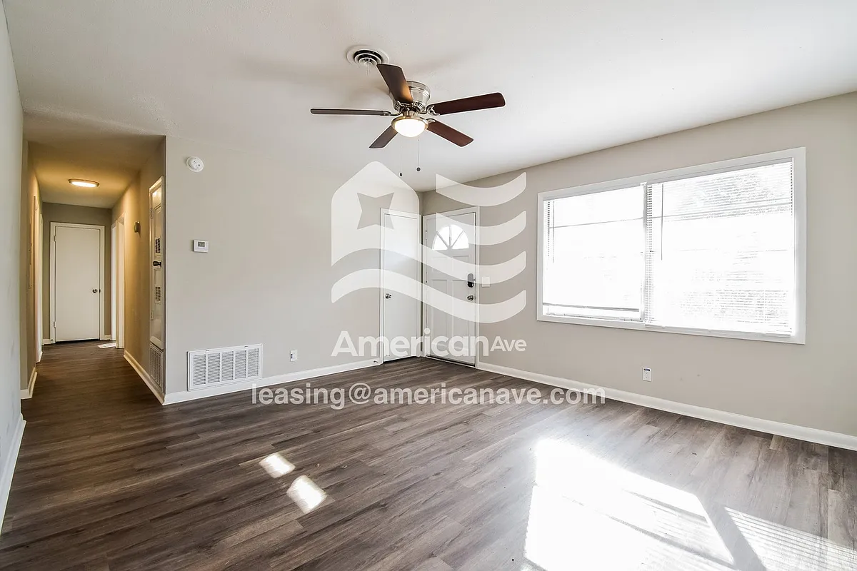 1045688_002_wm_-_living_room_13538198.jpg - 4409 Forrest Rd