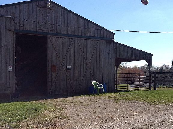4 Stall Horse Barn Fenced