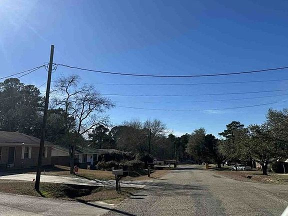 Exterior Neighborhood (street photo)