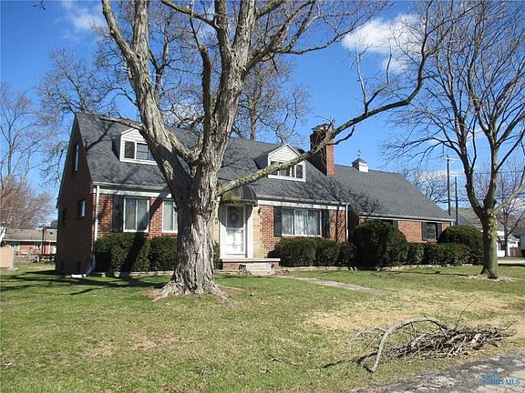 2nd image of 302 Hawthorne Ln