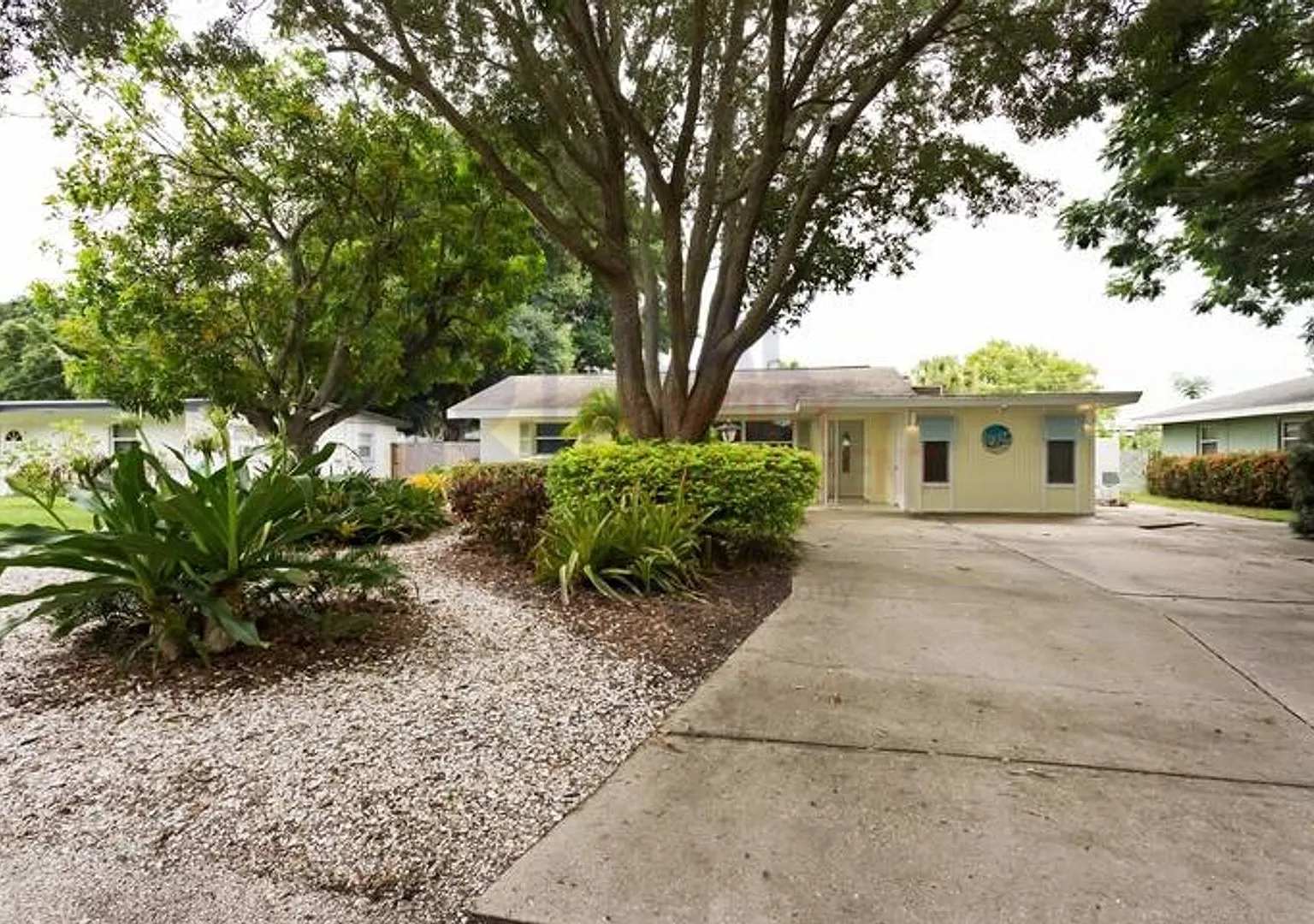 Adorable 3 Bed 2 Bath just minutes from the beach! — Photo 1