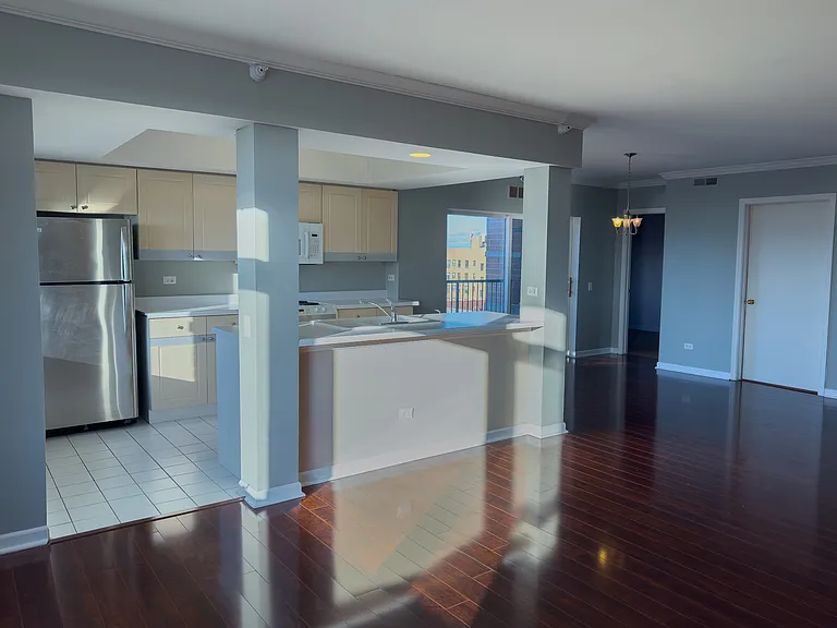 811 Chicago Ave — Photo 4