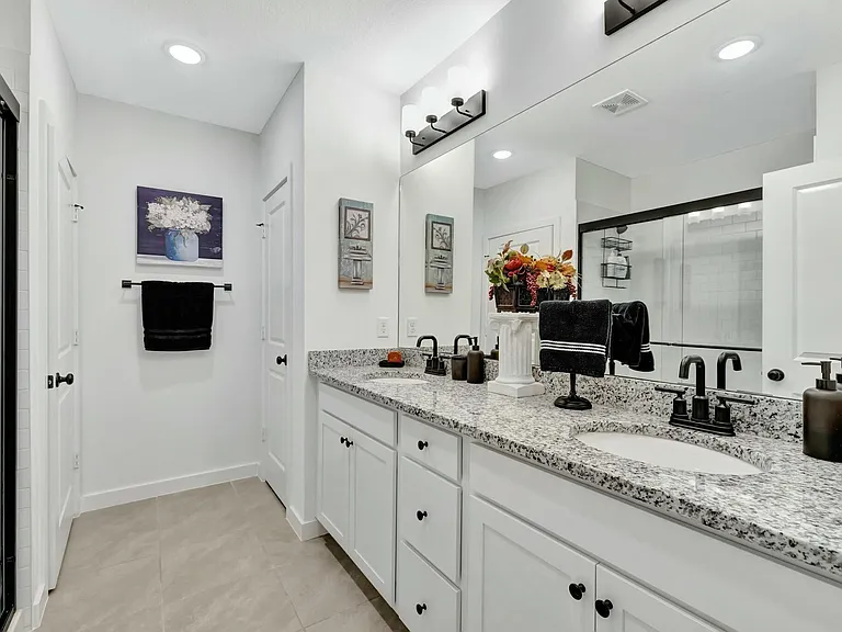601 NE Waters Edge Ln — Photo 34