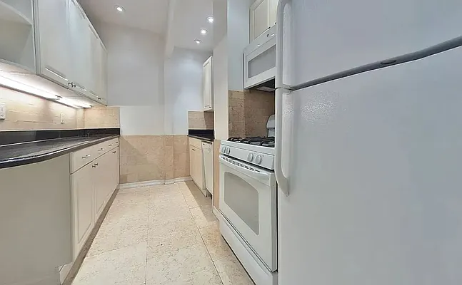 Rented by CitySites Real Estate Group | media 3