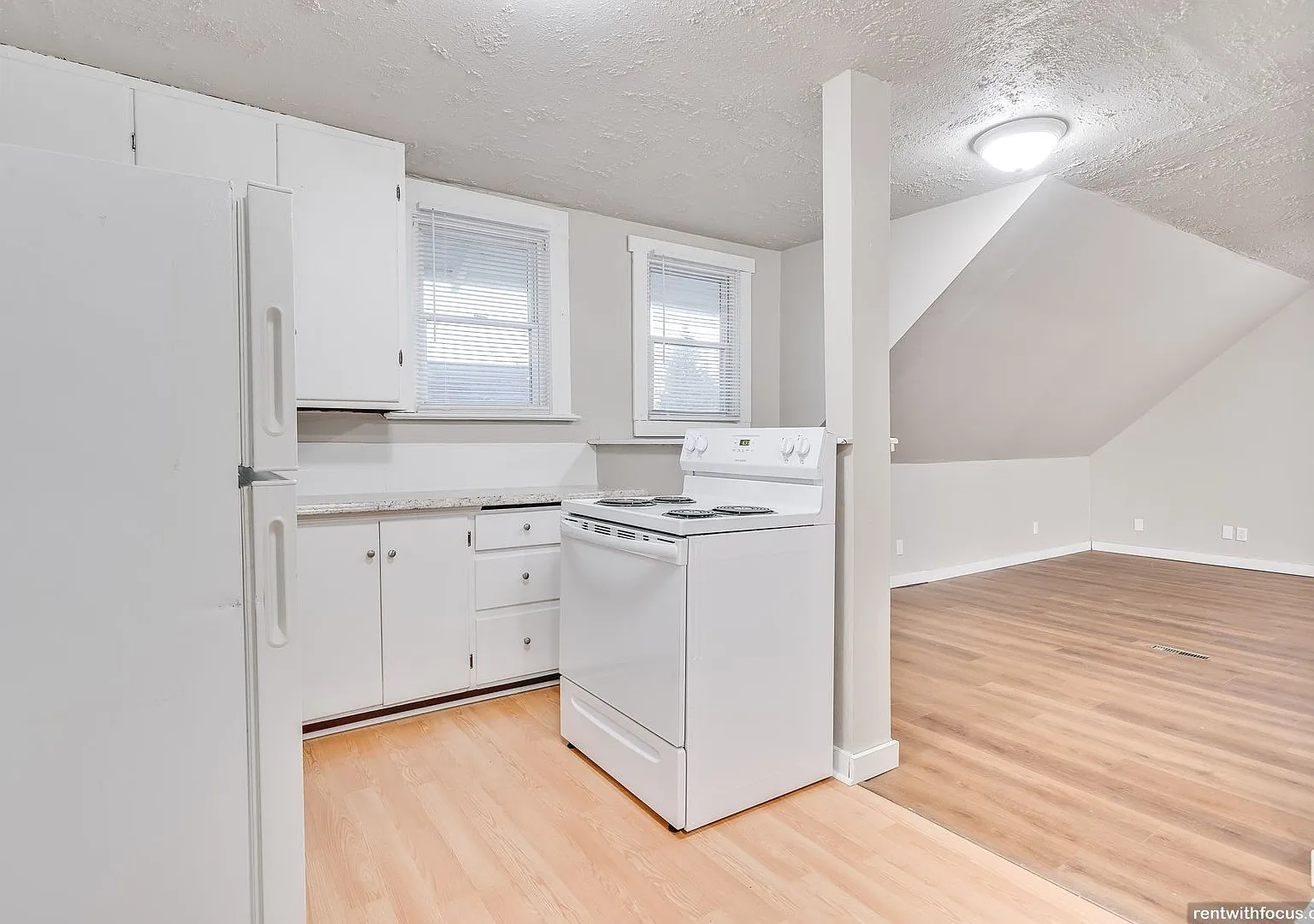 726 S. Commercial St — Photo 2