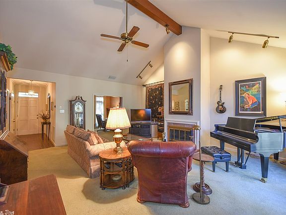4th image of 26 Windsor Ct