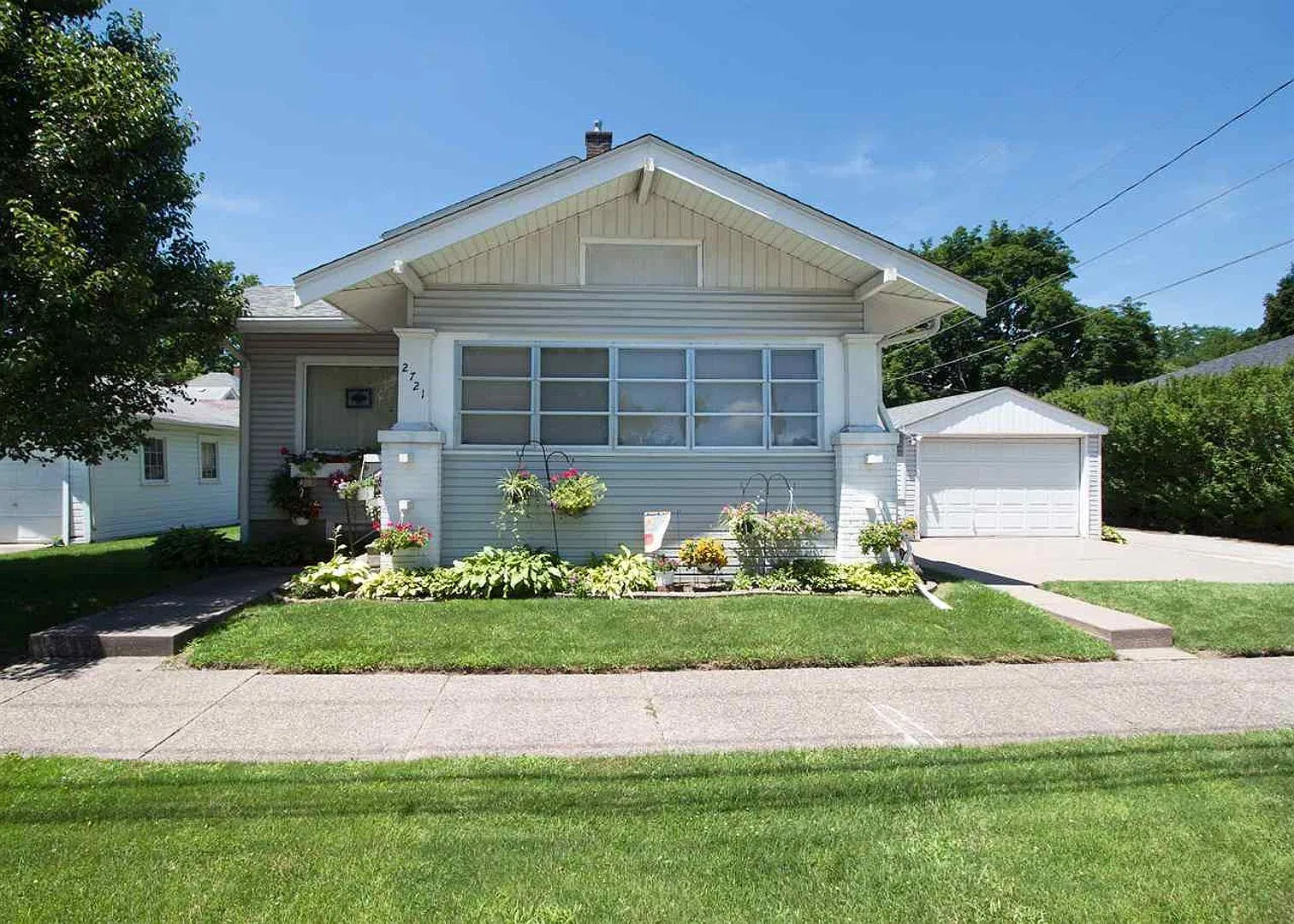Charming 3 Bedroom Home in Moline — Photo 1
