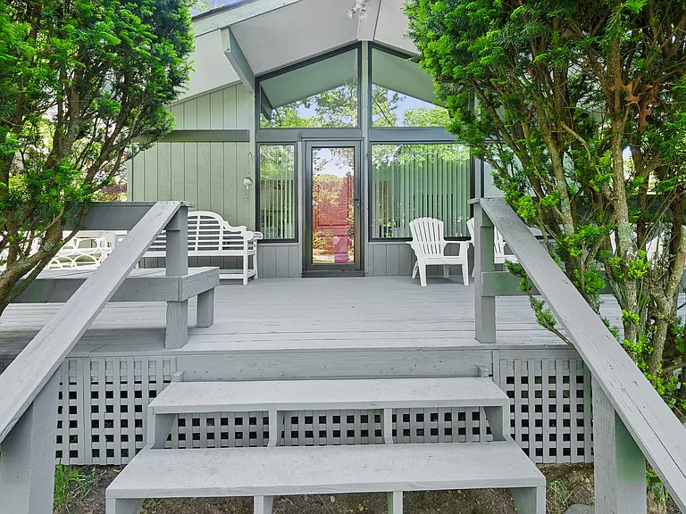 230 Norfolk Dr — Photo 2