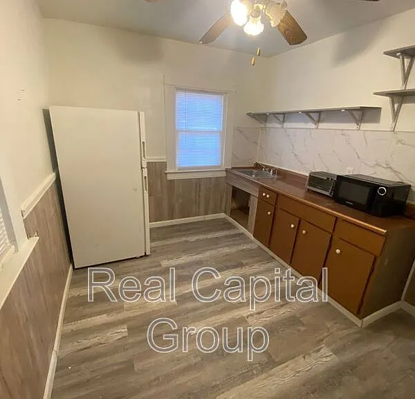 709 Townsend Pl #LOWER — Photo 2