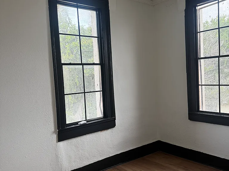 421 E Henderson St — Photo 14