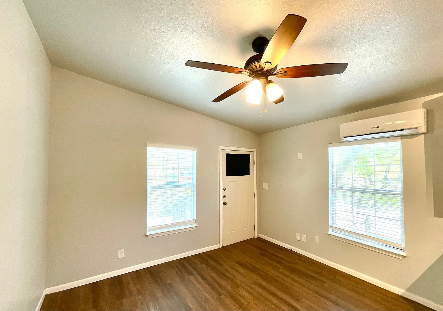 *Move In Special* 2 Bedrooms + Granite Kitchen + Personal Parking Near Downtown! — Photo 3