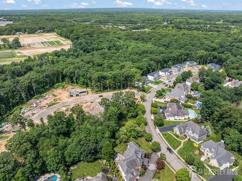 1st image of 8 Winthrop Ct