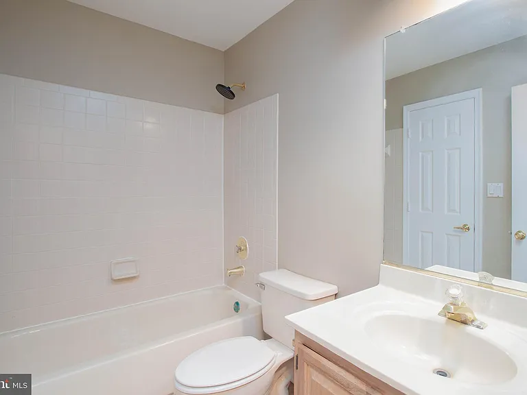 207 Southampton Ct — Photo 17