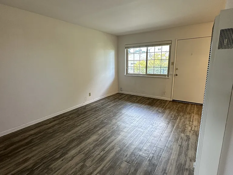 5445 Broadway #7 — Photo 9