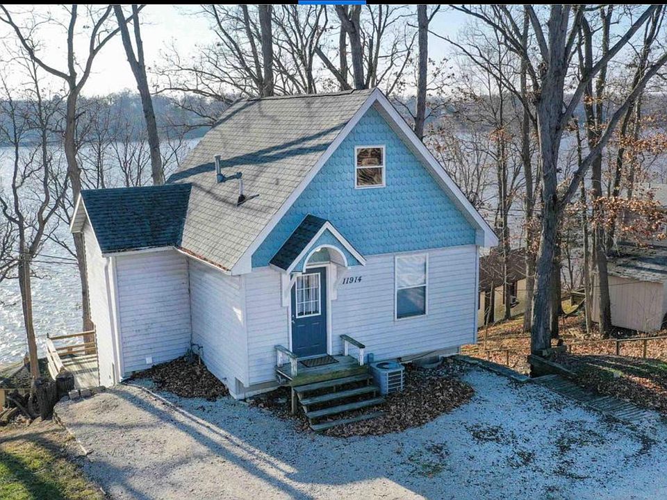 Front of house with parking area.