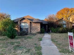 925 Springleaf Ln, Arlington, TX 76018