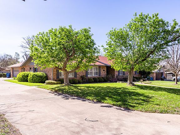 3rd image of 601 Overhill Dr