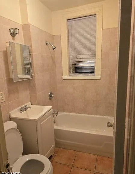 135 40th St #104 — Photo 3