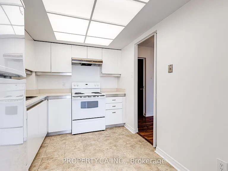 65 Harbour Sq #3209 — Photo 8
