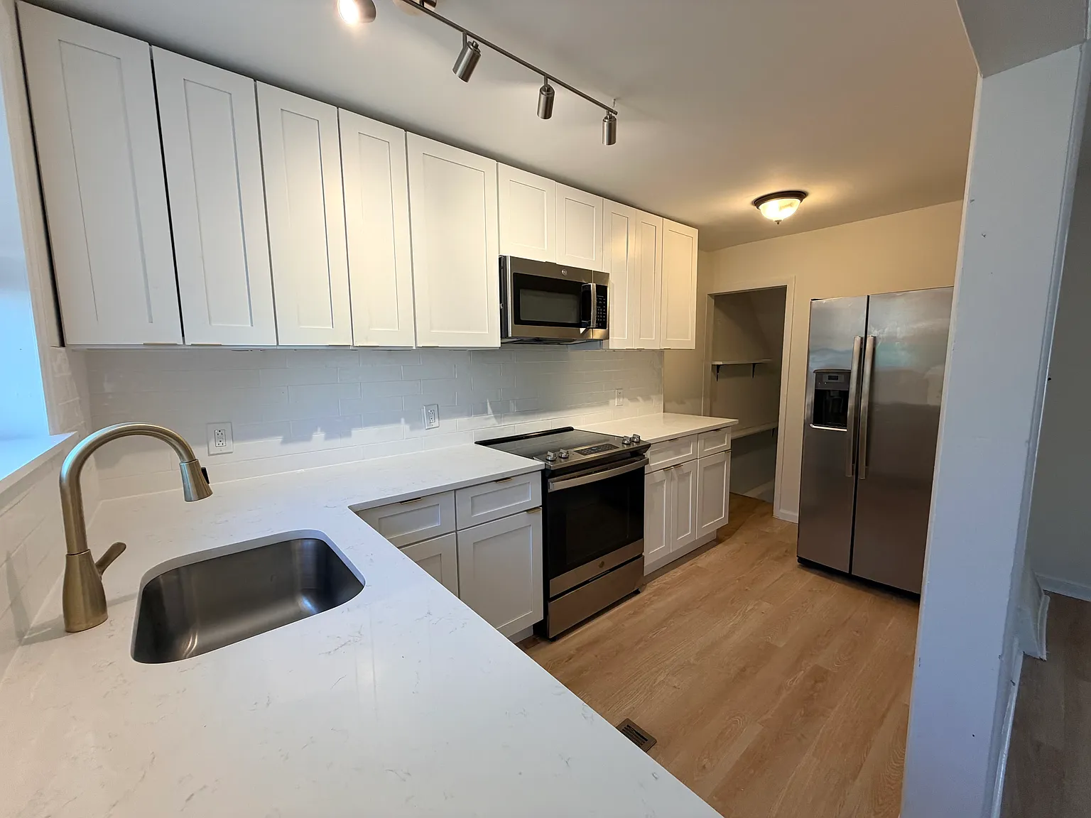 3 bed, 1600 sqft, $2,200 — Photo 2