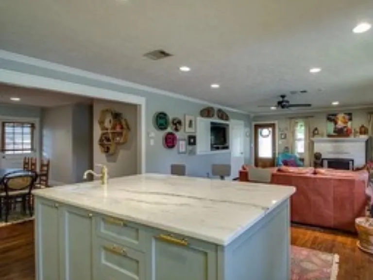 4901 Pershing Ave — Photo 3