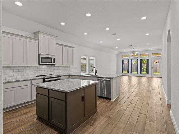 3rd image of 1921 Creek Ridge St