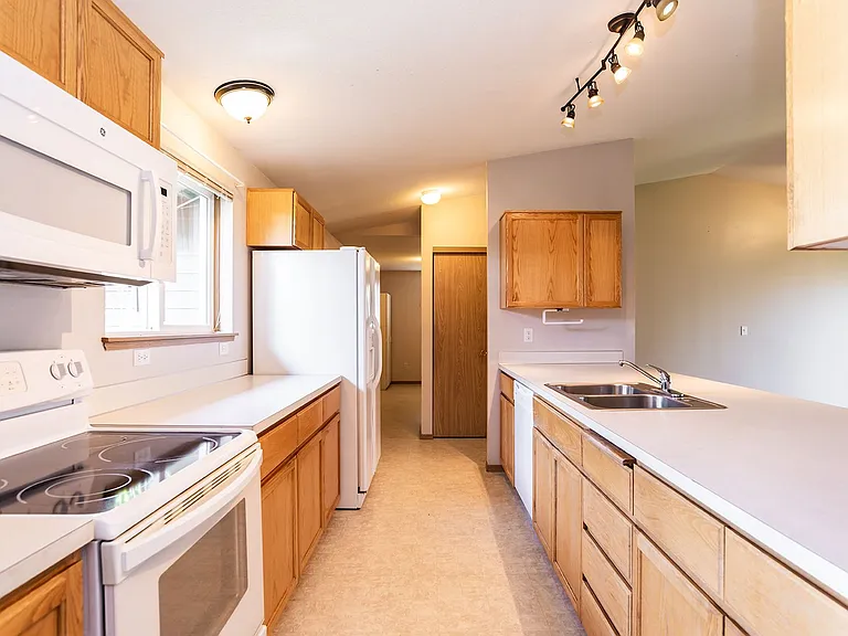 2217 SW Lava Ct — Photo 3