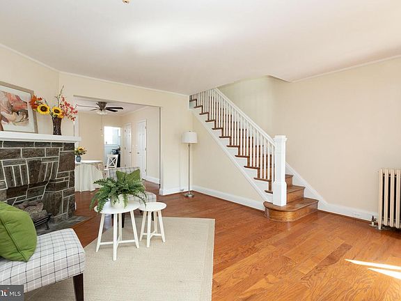 3rd image of 3633 Elkader Rd