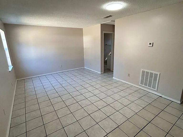 156 Bennett Cir — Photo 2