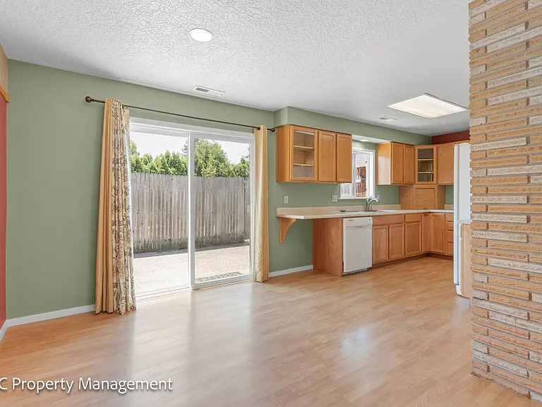 4780 Cody Ave — Photo 10