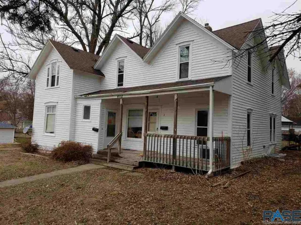 402 E 8th St, Dell Rapids, SD 57022