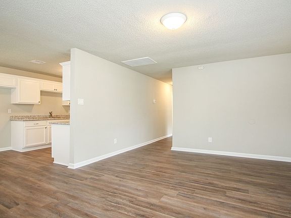 4th image of 6110 Glen Lee Dr