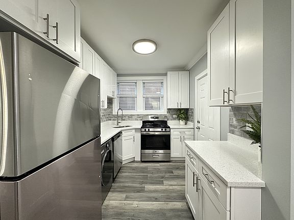 2nd image of 3823 N Greenview Ave #W2