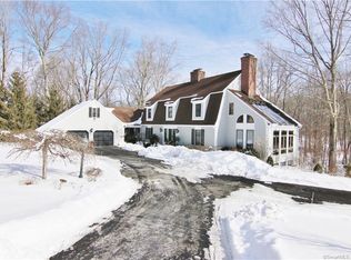 95 Davenport Farm Ln E, Stamford, CT 06903