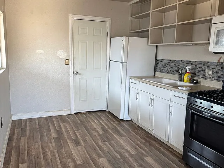 472 Hunter Dr — Photo 2