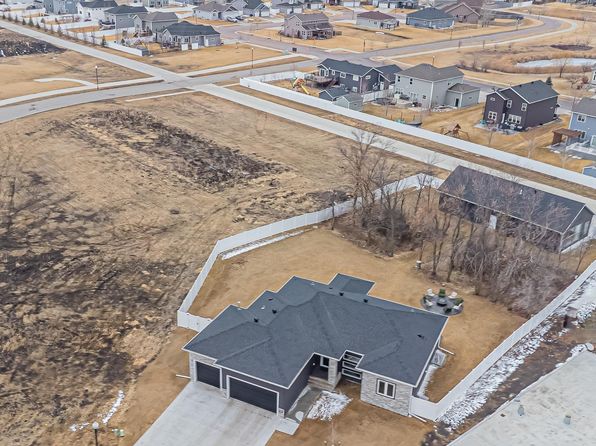 5881 31st St S, Fargo, ND 58104