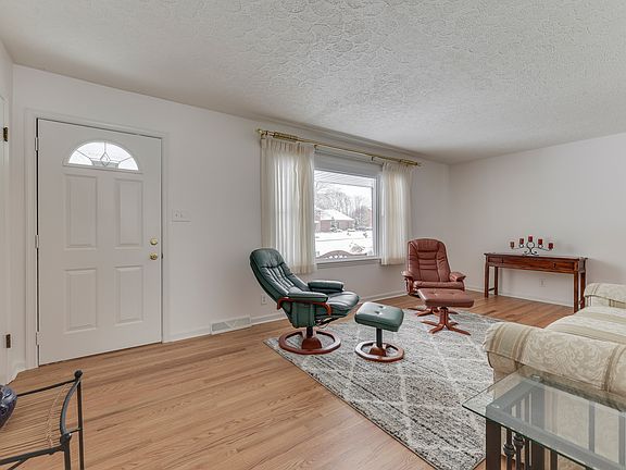 4th image of 4555 Blackstone Dr