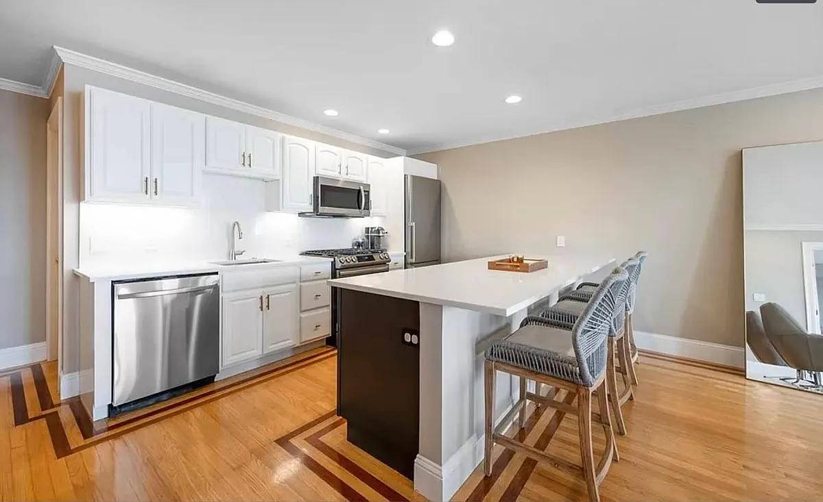 Kitchen + Quartz Peninsula - 39 Dorchester St #16