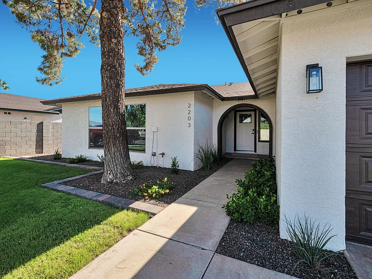 2203 W Palomino Dr — Photo 2