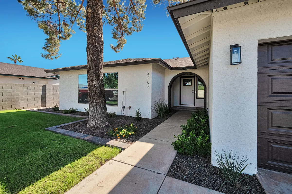 Building Photo - 2203 W Palomino Dr