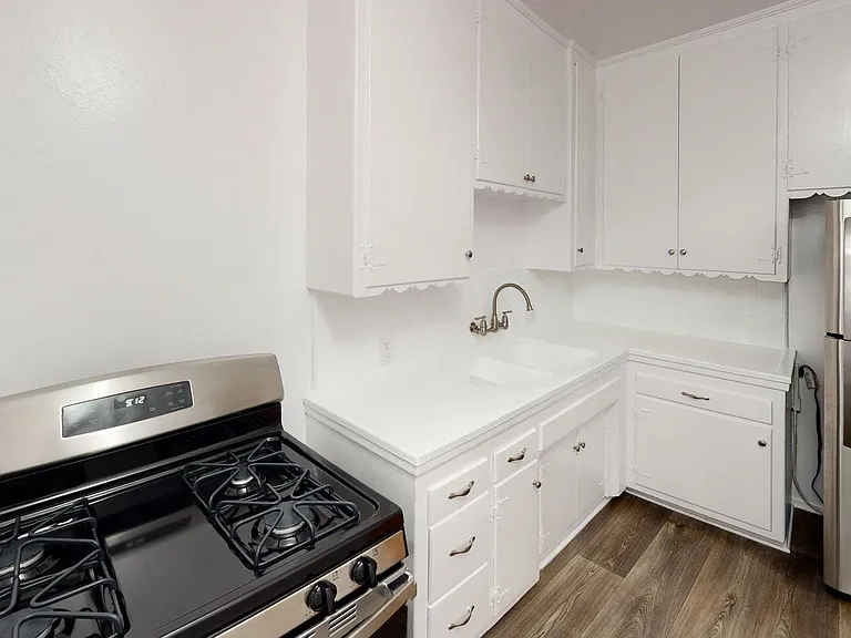 Rowena Avenue Apartments — Photo 10