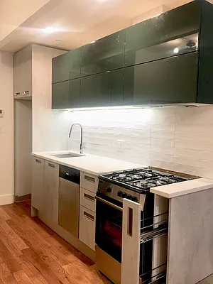 Rented by Manhattan Management LLC | media 32