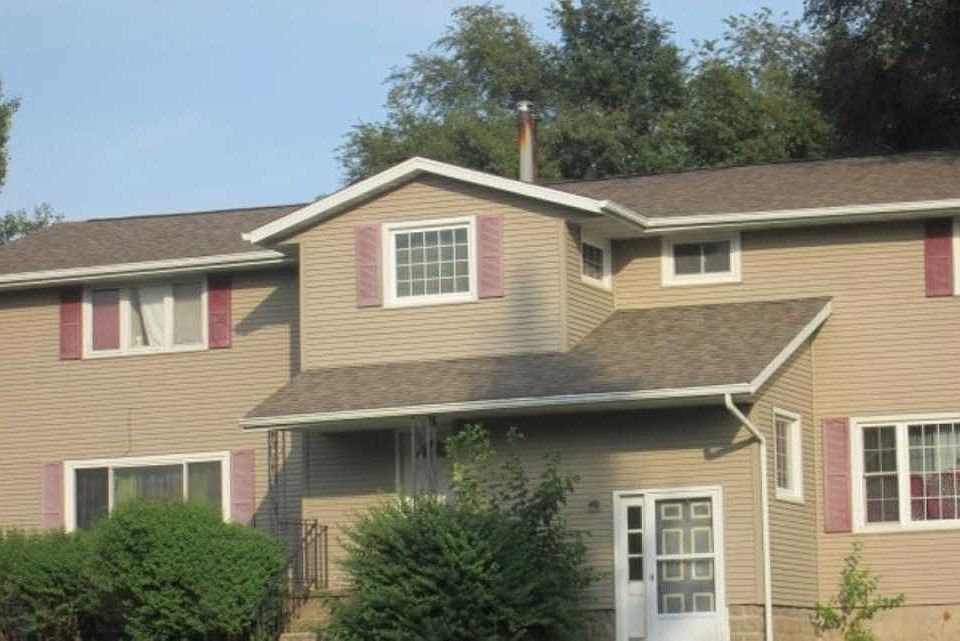 2nd image of 301 Muscatine St
