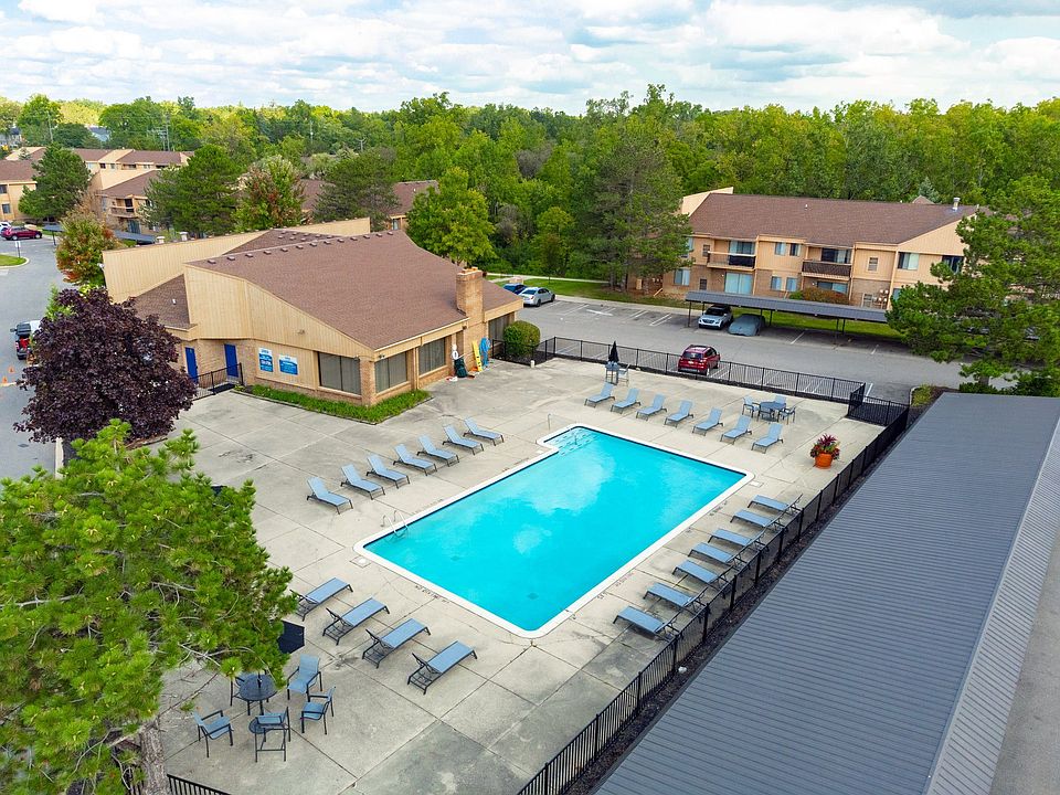 Sparkling Swimming Pool and Sun Deck at Franklin River Apartments in Southfield, MI