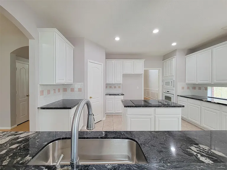 9410 Barretts Glen Ct — Photo 13