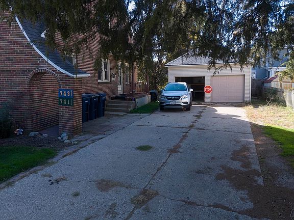 2nd image of 741 Caroline St