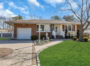 20 Crestwood Rd, Bohemia, NY 11716